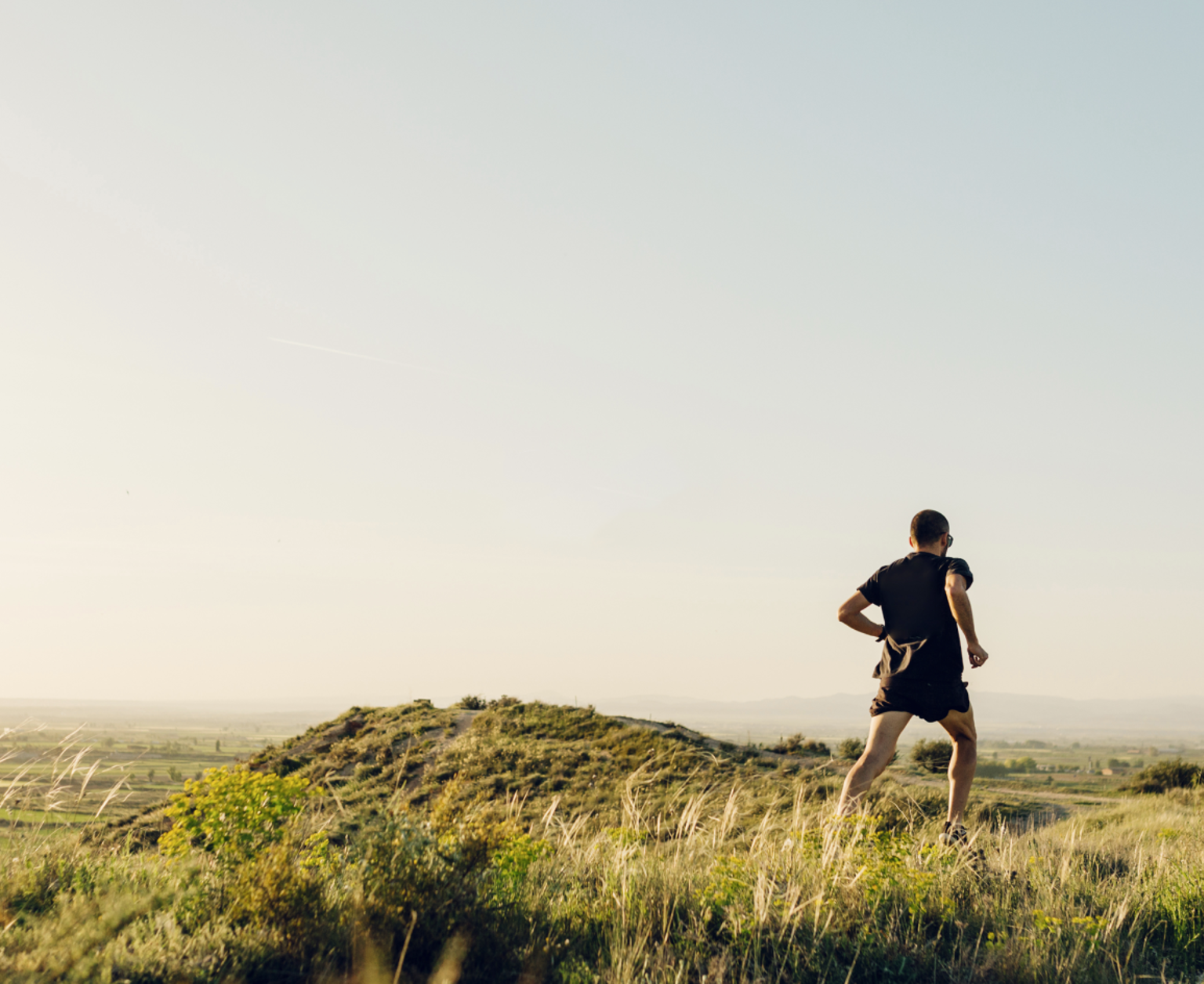uomo che corre nella natura