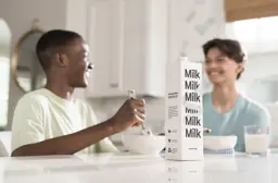 teenager che bevono latte per colazione
