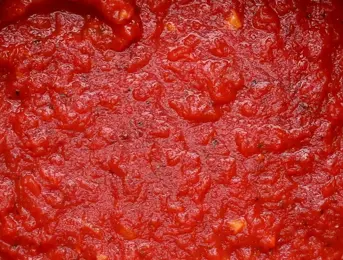 niño colocando el envase de salsa aséptica en el armario
