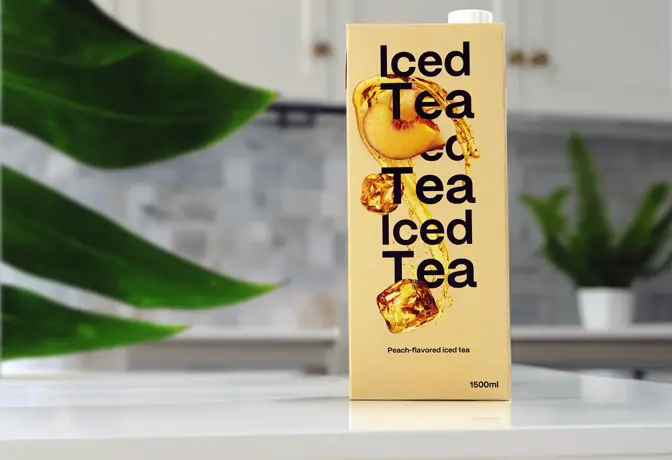 tè freddo in cartone asettico su un bancone di casa